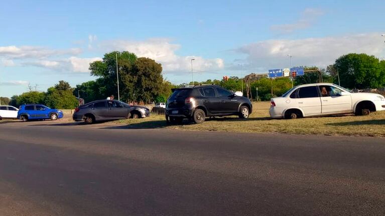 Más de 25 vehículos quedaron en llanta.