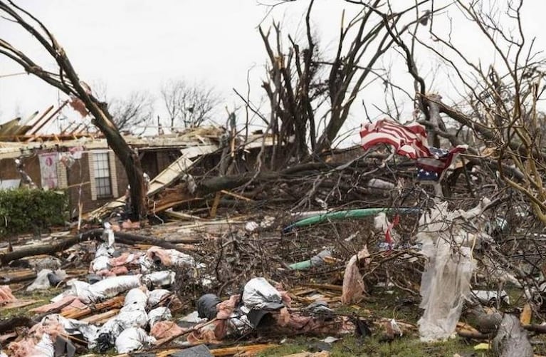 Más de 40 muertos por tornados e inundaciones en EE.UU.