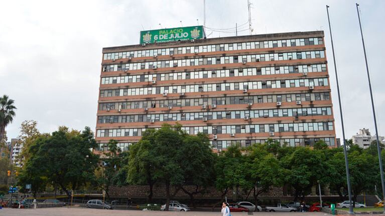 Más de 50 funcionarios municipales tienen deudas impagas.