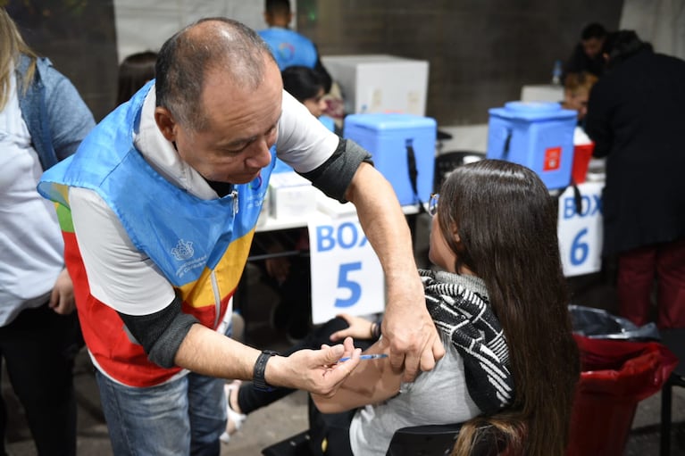 Más de 6 mil personas pasaron por los tres vacunatorios gratuitos.