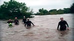 Más de 80 bomberos buscan al joven de 20 años en el río Ctalamochita. (Foto: Bomberos Villa María)