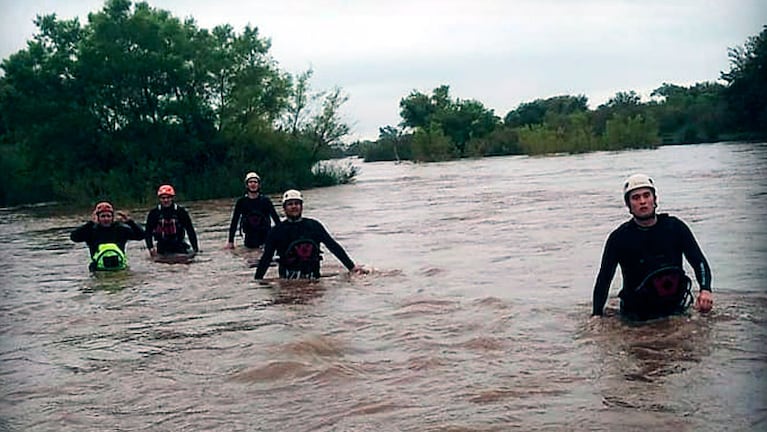 Más de 80 bomberos buscan al joven de 20 años en el río Ctalamochita. (Foto: Bomberos Villa María)