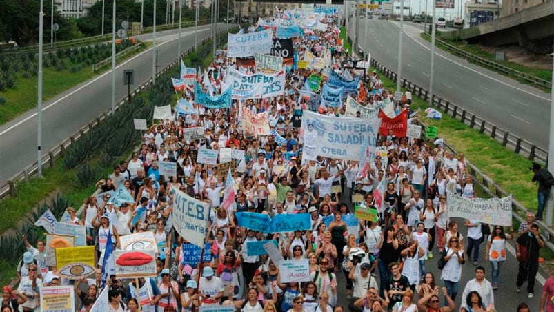 Más de cien mil docentes marcharon a Plaza de Mayo.