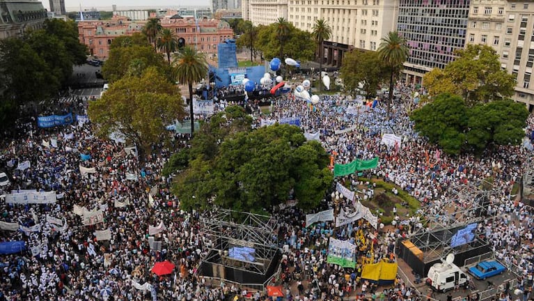 Más de cien mil docentes marcharon a Plaza de Mayo.