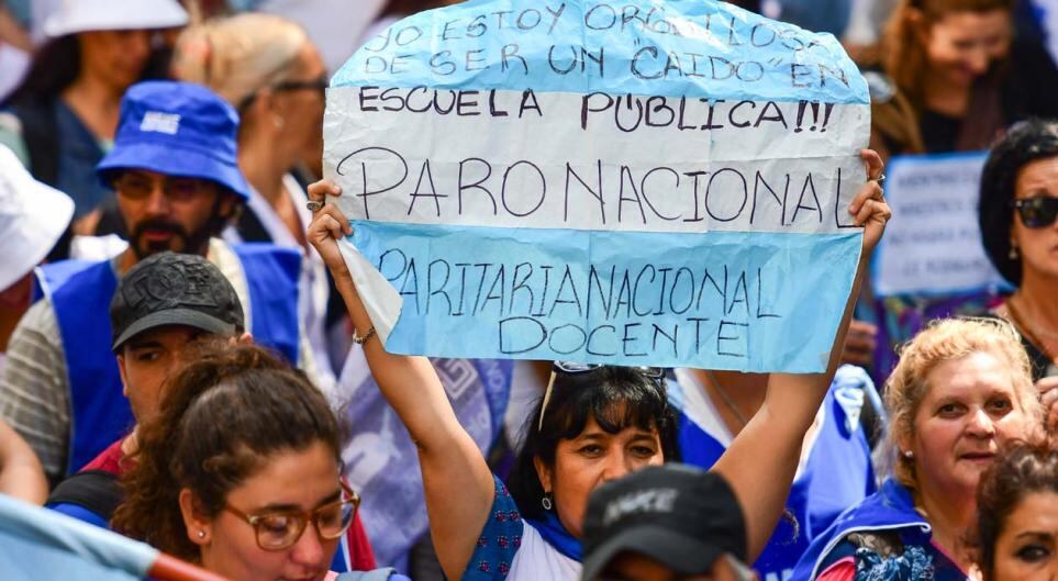 Más de cien mil docentes marcharon a Plaza de Mayo. Foto: Télam