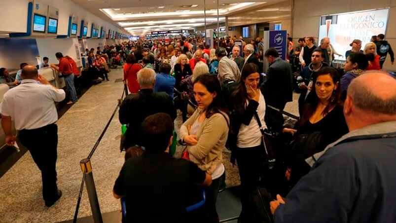 Más de cien vuelos fueron cancelados en Aeroparque. 