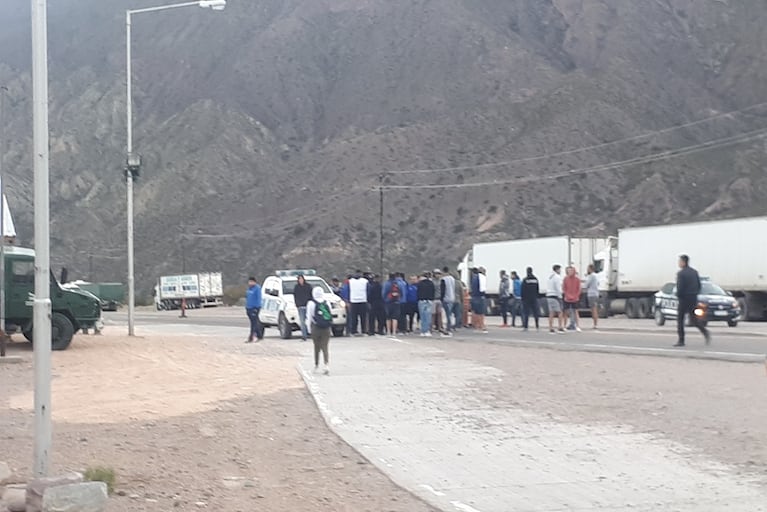 Más de cuatro horas estuvieron varados los colectivos en Potrerillo.