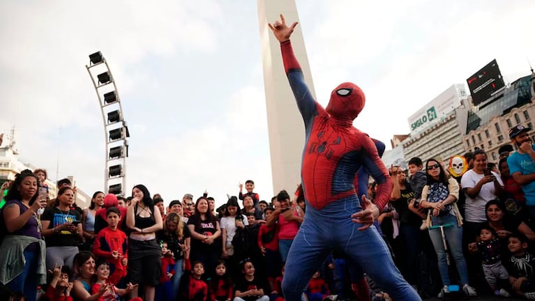 Más de dos mil spidermans coparon el Obelisco. Foto: gentileza Infobae.