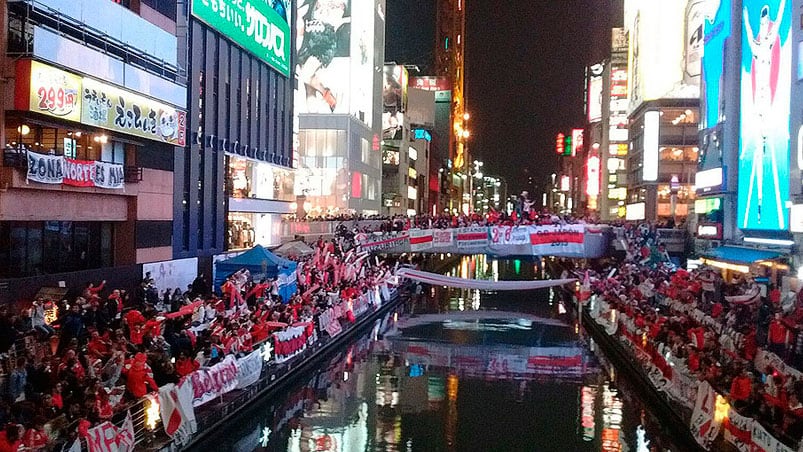 Más de seis mil hinchas en el banderazo de River en Japón.