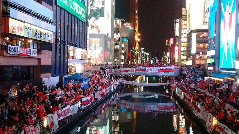 Más de seis mil hinchas en el banderazo de River en Japón.