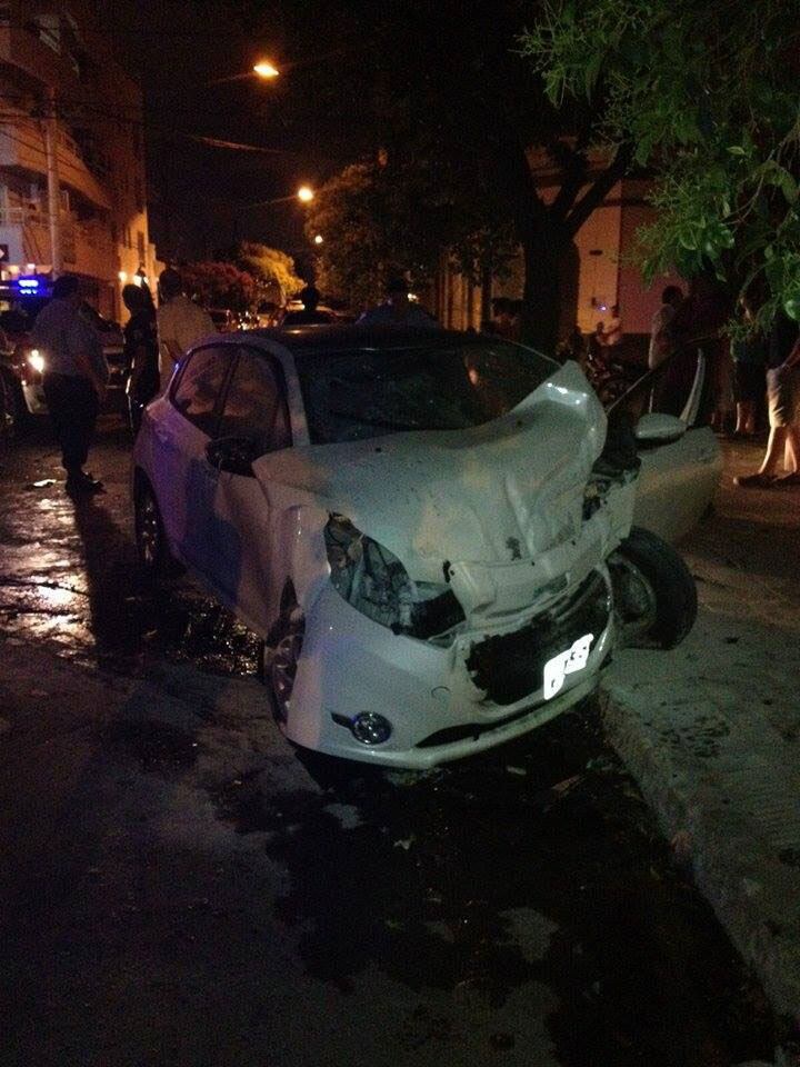 Más imágenes de la destrucción del auto robado. Foto: Franco Damoli.