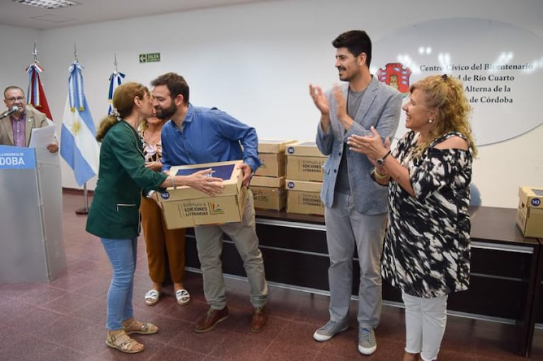 Más libros de autores y editoriales cordobeses llegan a bibliotecas populares