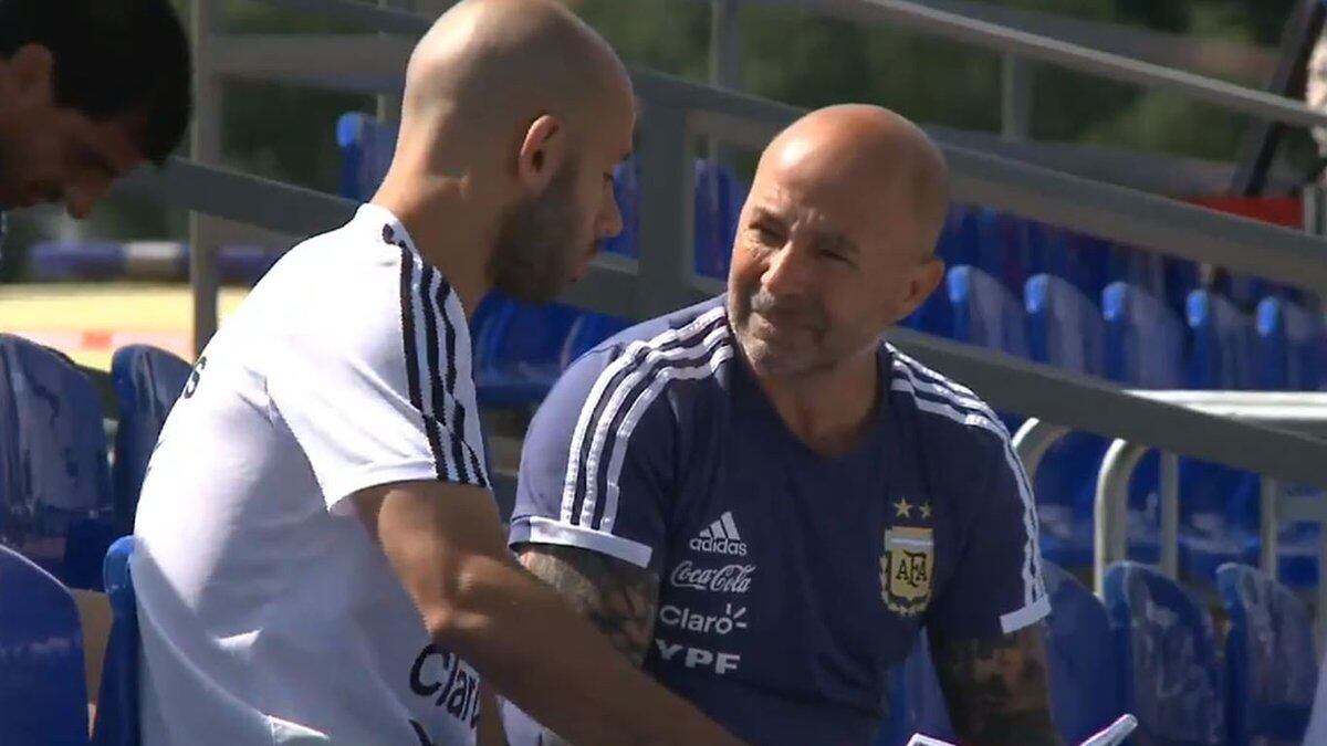 Mascherano le dio indicaciones a Sampaoli.