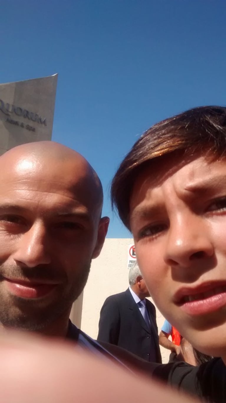 Mascherano también posó con los fanáticos.