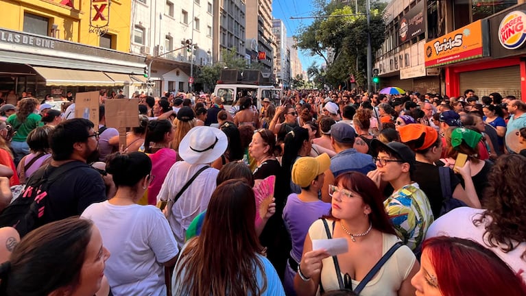 Masiva concentración por el centro de Córdoba en rechazo al discurso de Milei. Foto: Pascual Scarpino.