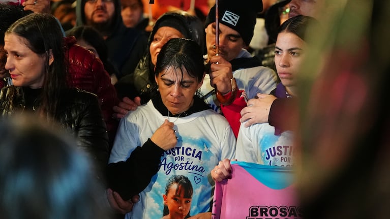 Masiva marcha de Ni Una Menos, con familiares de Agostina Vega encabezando la movilización.