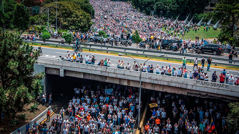 Masiva marcha opositora en Venezuela. Foto: AFP.