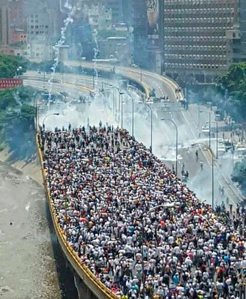 Masiva marcha opositora en Venezuela. Foto: cordobesa en Caracas.