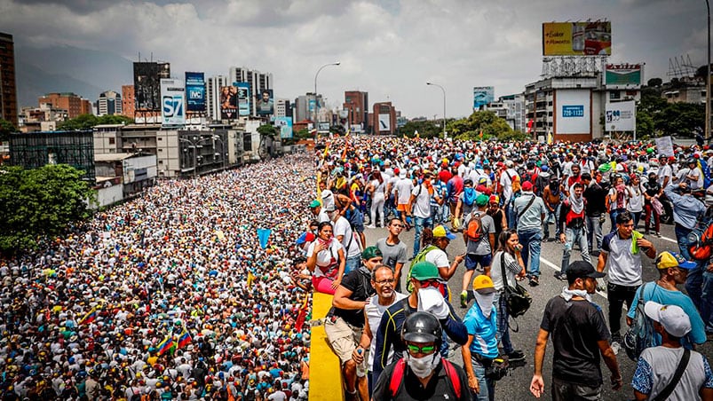 Masiva marcha opositora en Venezuela.  Foto: Reuters.