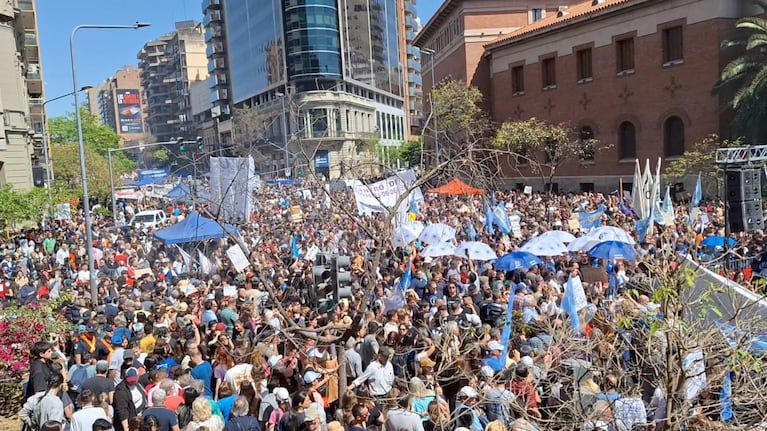 Masiva movilización en la Marcha Universitaria en Córdoba. Foto: Francisco Arias.