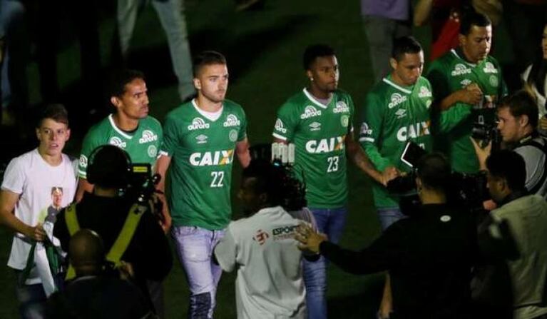 Masivo y emocionante homenaje a las víctimas de Chapecoense