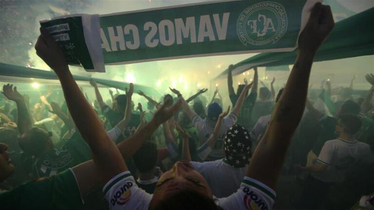 Masivo y emocionante homenaje a las víctimas de Chapecoense