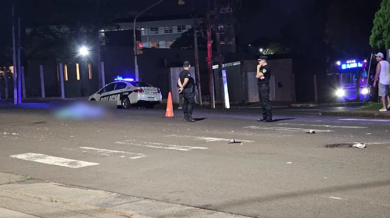 Mataron a un hombre en silla de ruedas que pedía plata en un semáforo: el conductor escapó
