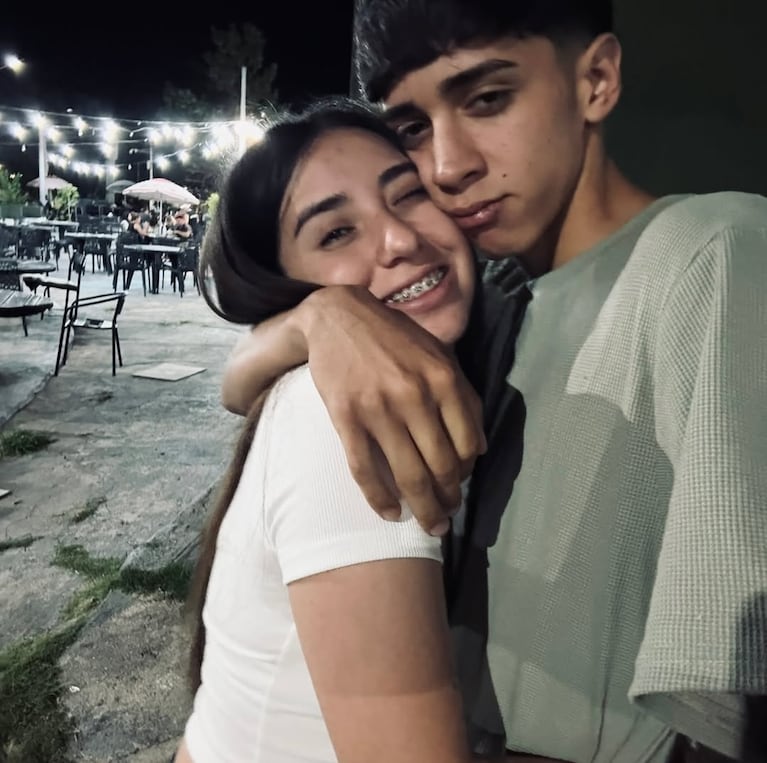 Mateo Cuello y su novia.