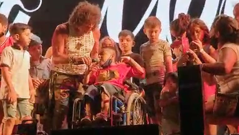 Mateo, de 10 años, cantó "La Pupera" junto a la Mona en el Festival Bum Bum.