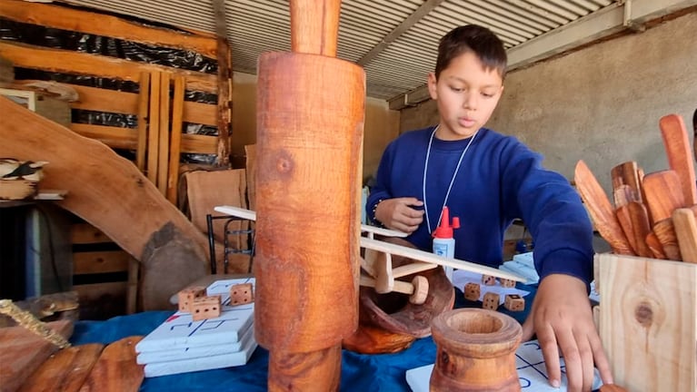 Mateo, el nene de 10 años que aprendió carpintería y ayuda a su familia.