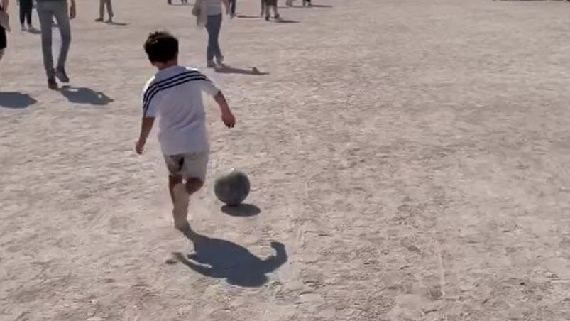 Mateo no suelta la pelota ni para salir a recorrer la ciudad. 