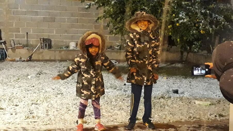 Mateo y Cata, felices con la nieve en Córdoba capital.