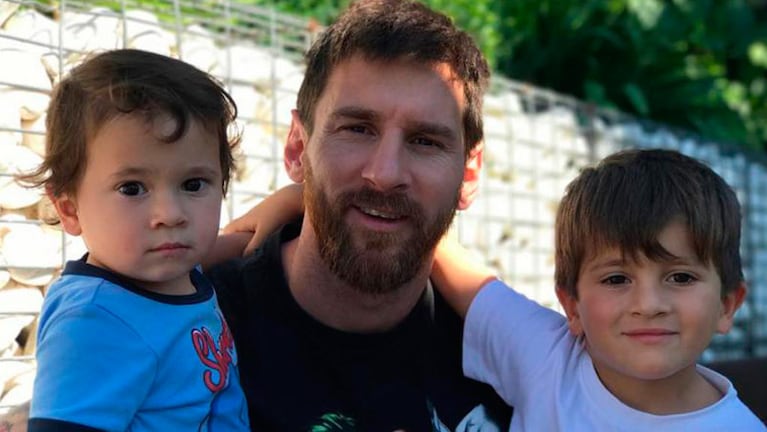 Mateo y Thiago junto a su famoso papá.