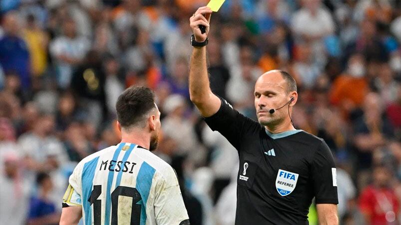 Mateu Lahoz amonestó a Messi en los cuartos de final del Mundial de Qatar.