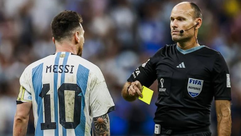 Mateu Lahoz amonestó a Messi y a siete argentinos más.