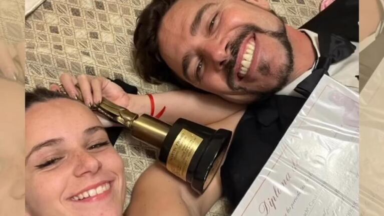 Matías Alé y Martina Vignolo con el Martín Fierro federal después de la propuesta de casamiento.