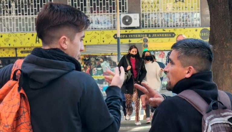 Matías, el cordobés que le corta el pelo gratis a personas en situación de calle