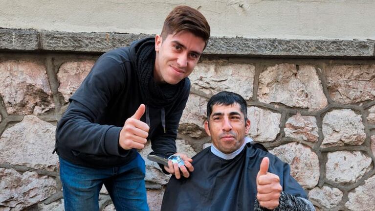 Matías está por terminar su formación como peluquero.