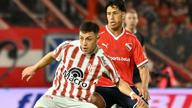 Matías Gallardo marcó un golazo para Instituto. (Foto: Fotobaires).