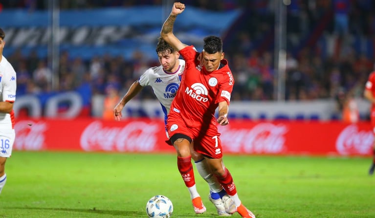 Matías Suárez ante Tigre.