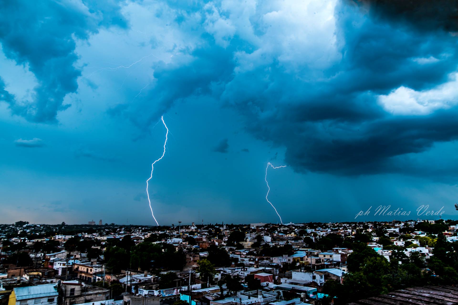 Matías Verde fotón de la tormenta de verano. 