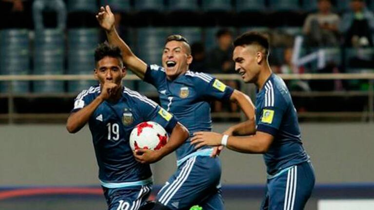 Matías Zaracho festeja el cuarto gol de la Selección.