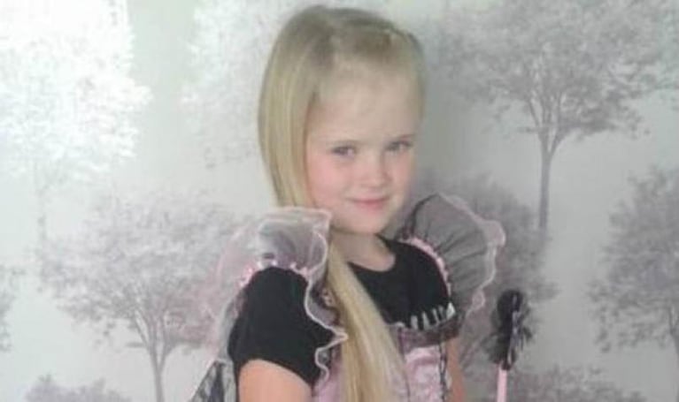 Mató a su hija de 8 años después de publicar una foto de ella en Facebook