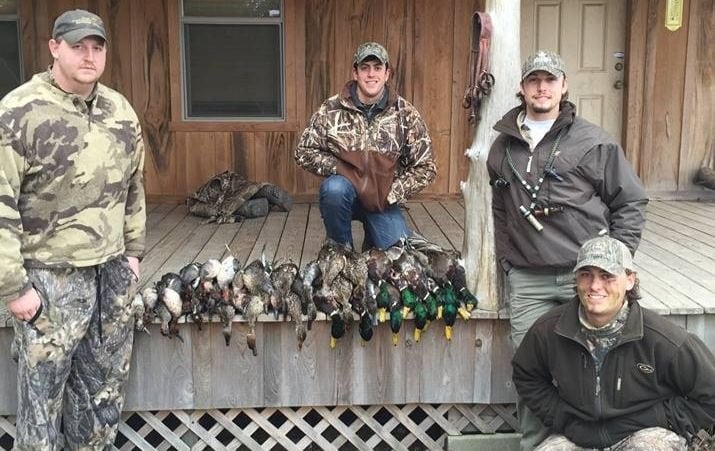 Matt Branch junto a sus amigos post cacería de patos.