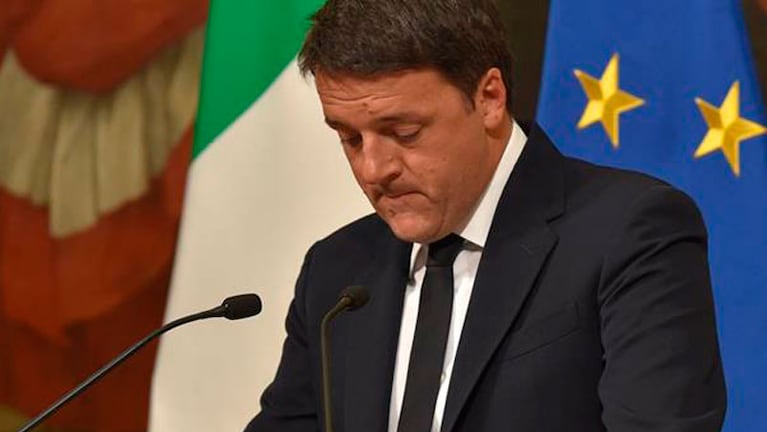 Matteo Renzi, durante la conferencia de prensa en que admitió su derrota en el referéndum y anunció su renuncia. Foto: AFP