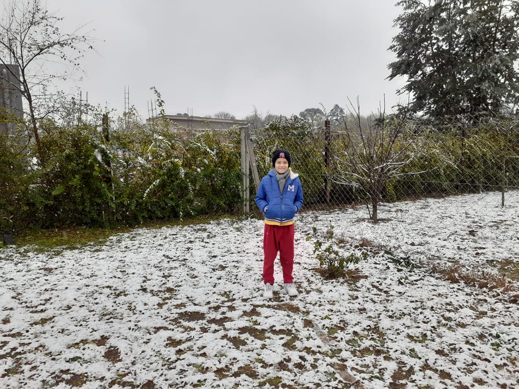 Matteo salió temprano a ver la nieve en Anisacate.