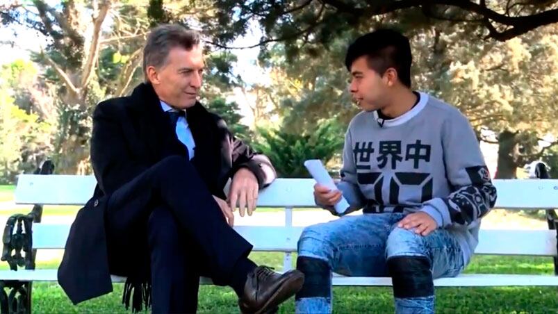 Mauricio Macri ayudó a un alumno de Rosario con su tarea.