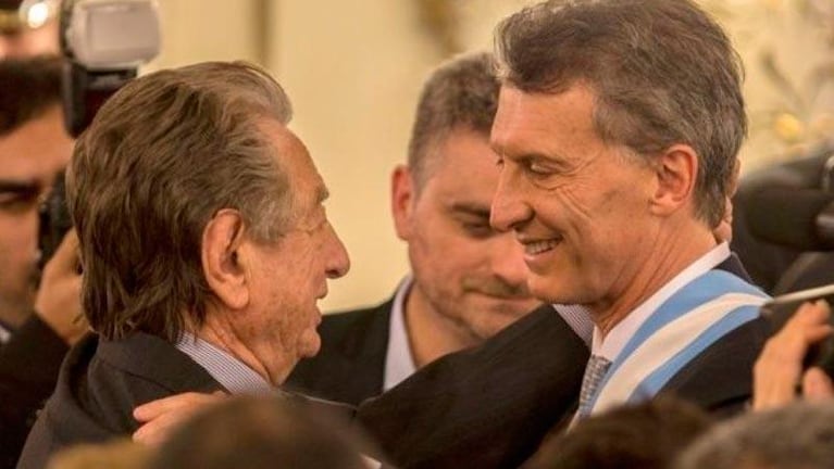 Mauricio Macri cuando asumió la presidencia a fines de 2015 recibe el saludo afectuoso de su padre Franco, quien falleció en 2019 y en ese momento habitaba la propiedad que sigue en venta
