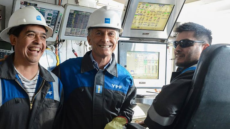 Mauricio Macri en Facebook publicó una foto junto a trabajadores de YPF.