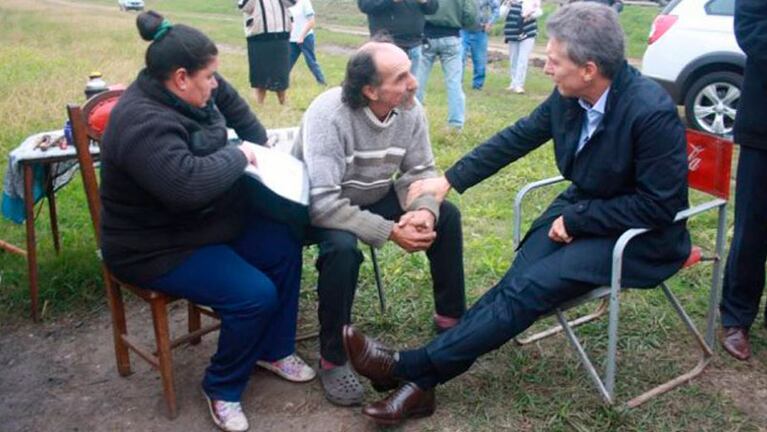 Mauricio Macri en la visita a Alfredo Farías y su mujer. 